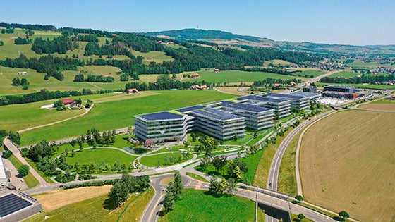 スイス・グリュイエール地方に建設されるロレックス新工場のイメージ空撮図